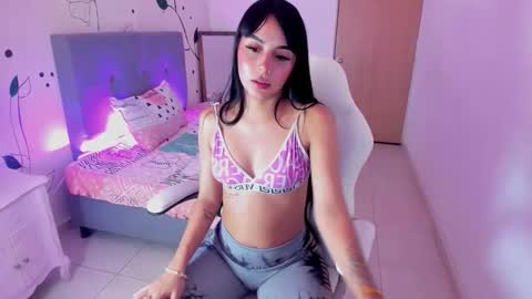 emma_rouxx online show from March 27, 8:21 pm