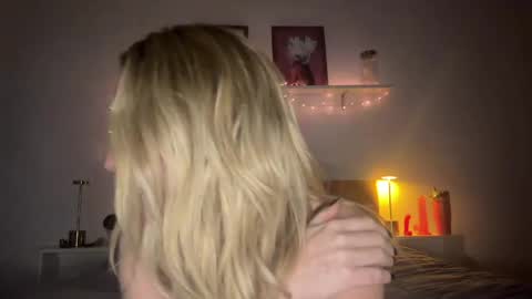 emmaonlyx1 online show from May 18, 4:07 am