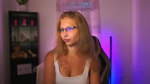 Snapshot of emmie_murray chatting on September 25, 1:18 pm Emmie online show from September 25, 1:18 pm