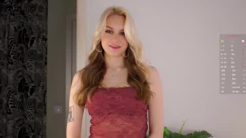 Snapshot of emmiemurray chatting on October 10, 8:09 am Aurora online show from October 10, 8:09 am