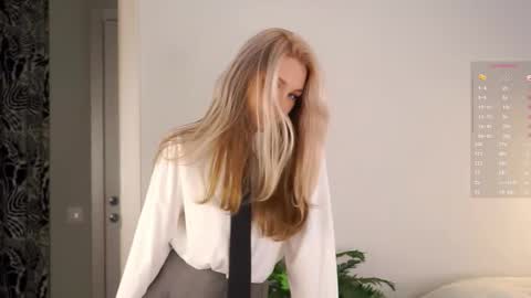 Snapshot of emmiemurray chatting on October 4, 6:44 am Aurora online show from October 4, 6:44 am