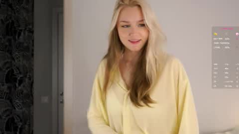 Snapshot of emmiemurray chatting on October 8, 8:09 am Aurora online show from October 8, 8:09 am