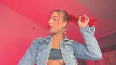 Snapshot of emmily_savage chatting on February 20, 3:56 am online show from February 20, 3:56 am