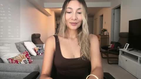 emyconneer online show from September 10, 6:53 pm