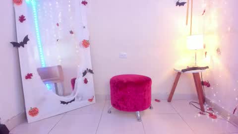 Snapshot of emylyjonhs chatting on October 14, 10:02 pm EMYLY online show from October 14, 10:02 pm