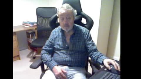 Snapshot of erasmus_d chatting on February 19, 7:05 pm erasmus_d online show from February 19, 7:05 pm