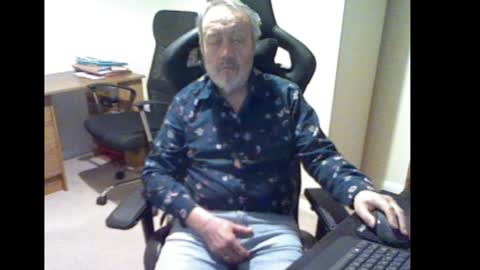 Snapshot of erasmus_d chatting on January 6, 5:59 pm erasmus_d online show from January 6, 5:59 pm