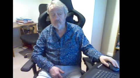 Snapshot of erasmus_d chatting on February 16, 5:26 pm erasmus_d online show from February 16, 5:26 pm