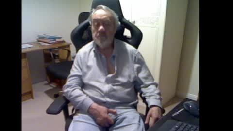 Snapshot of erasmus_d chatting on February 20, 6:35 pm erasmus_d online show from February 20, 6:35 pm
