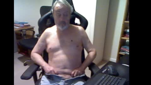 Snapshot of erasmus_d chatting on February 6, 6:24 pm erasmus_d online show from February 6, 6:24 pm