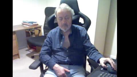 Snapshot of erasmus_d chatting on February 22, 6:41 pm erasmus_d online show from February 22, 6:41 pm