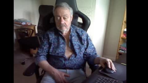 Snapshot of erasmus_d chatting on March 8, 5:43 pm erasmus_d online show from March 8, 5:43 pm