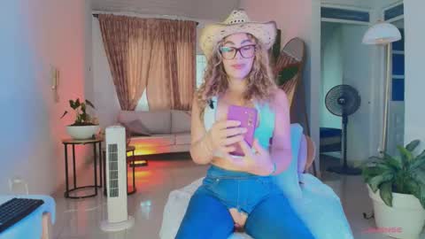 Snapshot of erotik_lady chatting on October 19, 5:50 pm TINY online show from October 19, 5:50 pm