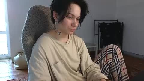 esajukyy online show from June 7, 8:30 am