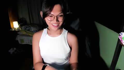 Snapshot of esilchan chatting on October 4, 6:00 am Chelliane online show from October 4, 6:00 am