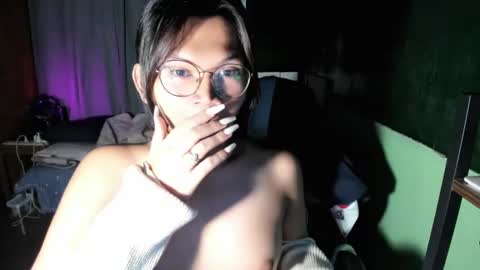 Snapshot of esilchan chatting on September 23, 2:27 am Chelliane online show from September 23, 2:27 am