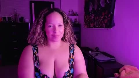 Snapshot of esmeluvs chatting on October 25, 12:11 am Esme Luv online show from October 25, 12:11 am