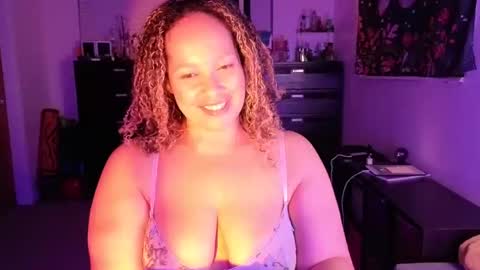 Snapshot of esmeluvs chatting on October 27, 11:05 pm Esme Luv online show from October 27, 11:05 pm