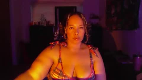 Snapshot of esmeluvs chatting on October 14, 10:57 pm Esme Luv online show from October 14, 10:57 pm