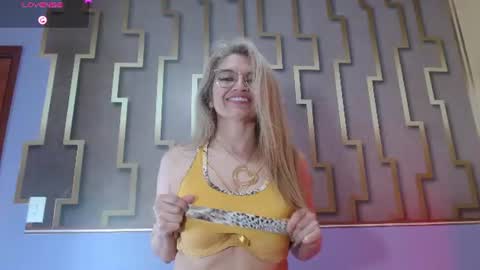 Esmeralda .INDEPENDENT MODEL online Monday to Saturday 3 pm Chicago online show from June 30, 3:06 am