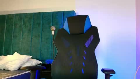 ethanconnor_ online show from October 20, 12:32 pm