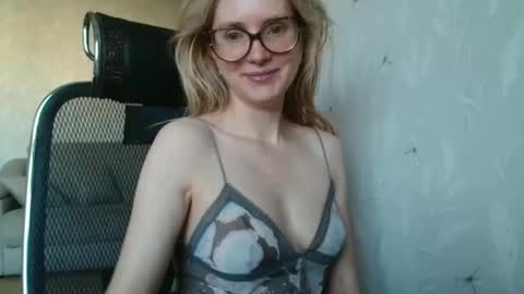 Snapshot of eva2323 chatting on October 1, 6:12 am eva2323 online show from October 1, 6:12 am