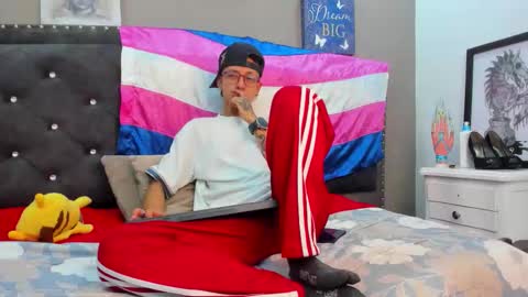 evan_smitt1 online show from September 19, 6:28 am