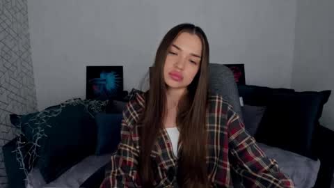 E V A  online show from March 3, 10:49 am