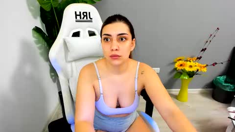 eveeevian online show from February 19, 5:34 pm