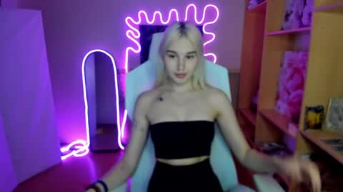 Evelina online show from May 3, 1:55 am