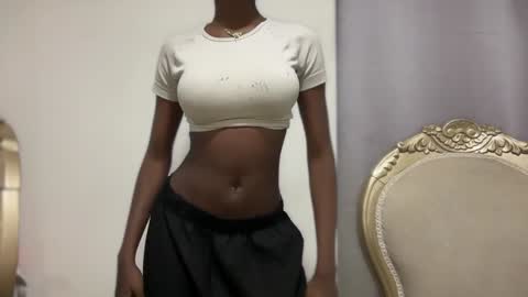 Snapshot of evelyn_jhonson3 chatting on January 23, 5:24 am E V E L Y N online show from January 23, 5:24 am