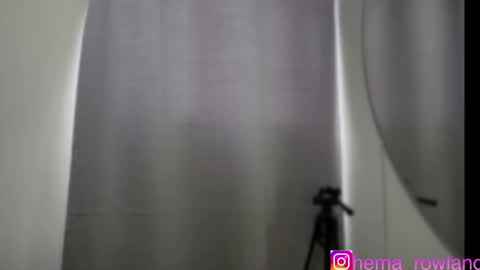 Snapshot of evelyn_jhonson3 chatting on January 6, 12:24 pm E V E L Y N online show from January 6, 12:24 pm