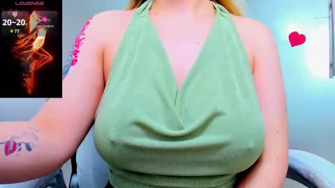 Snapshot of evelyne_rose chatting on February 28, 12:31 pm evelyne_rose online show from February 28, 12:31 pm