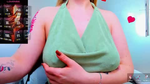 Snapshot of evelyne_rose chatting on March 4, 12:22 pm evelyne_rose online show from March 4, 12:22 pm