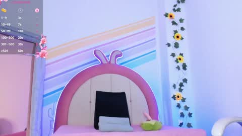 Snapshot of evie_clark_ chatting on January 17, 7:38 pm My name is Evie nice to meet you really get to know me better private is open online show from January 17, 7:38 pm
