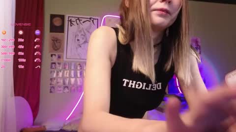 Evie online show from April 28, 2:27 am