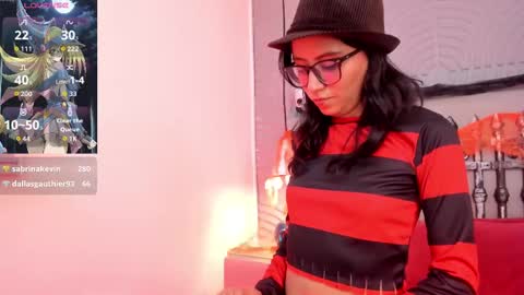 eviegothel_ online show from October 31, 9:59 pm