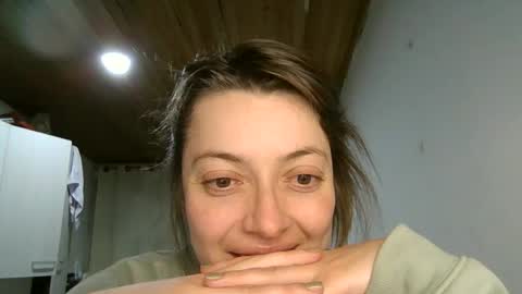 Snapshot of ezlngirl chatting on December 9, 1:51 am Aimee online show from December 9, 1:51 am