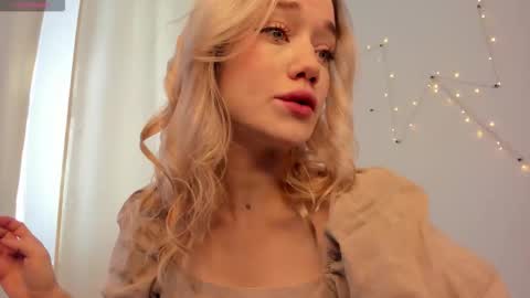 Snapshot of fancyamelia chatting on September 21, 12:20 pm fancyamelia online show from September 21, 12:20 pm