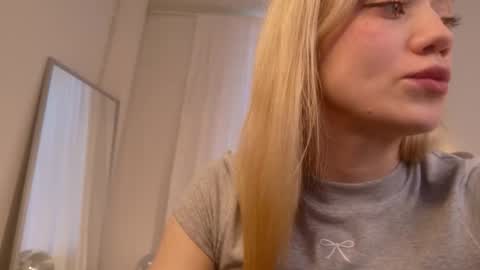 Snapshot of fancyamelia chatting on September 28, 2:37 pm fancyamelia online show from September 28, 2:37 pm