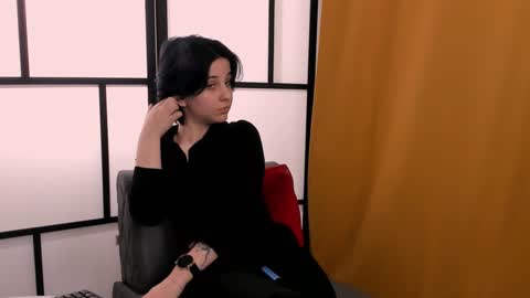 Mia online show from December 3, 4:33 pm