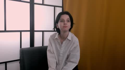 Mia online show from December 2, 7:19 am