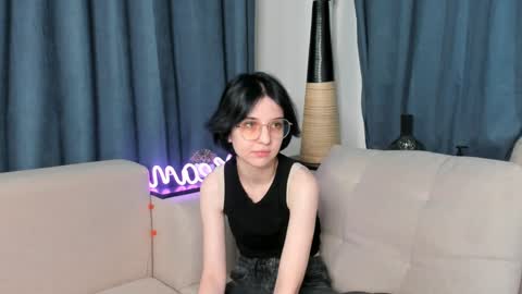 Mia online show from December 12, 7:30 am