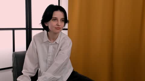 Mia online show from December 1, 4:32 pm