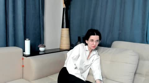 Mia online show from December 5, 11:12 am