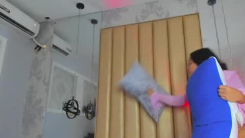 Luna and Leoh online show from July 23, 1:52 pm