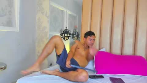 Luna and Leoh online show from July 6, 1:19 pm