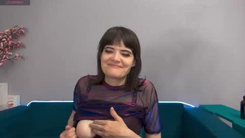 Snapshot of feelsgoodwoman chatting on October 1, 8:35 am Laura online show from October 1, 8:35 am