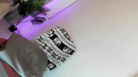 Snapshot of feisty_woman chatting on December 23, 11:36 am Prianka online show from December 23, 11:36 am