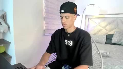 Snapshot of felix_lauren chatting on October 28, 7:37 pm Felix online show from October 28, 7:37 pm